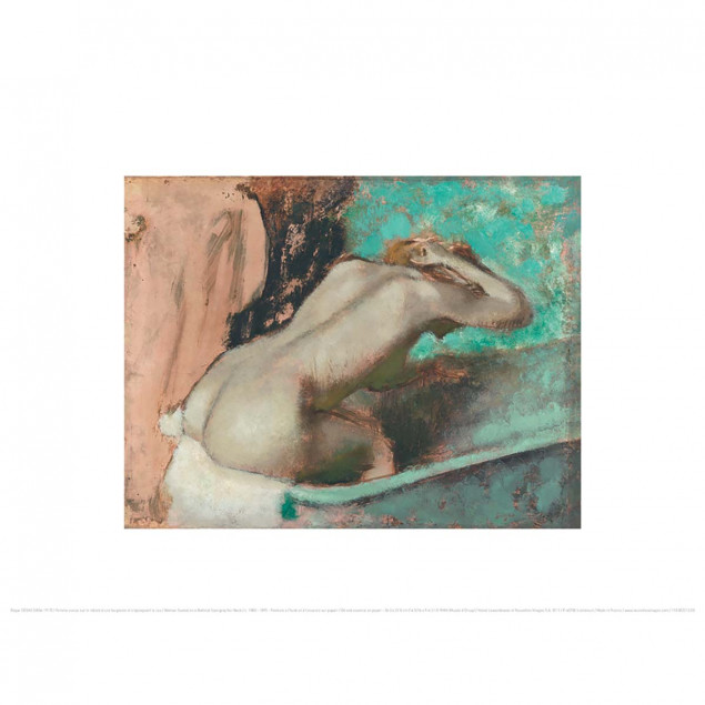 Femme assise sur le rebord d'une baignoire et s'ép Femme assise sur le rebord d'une baignoire et s'ép